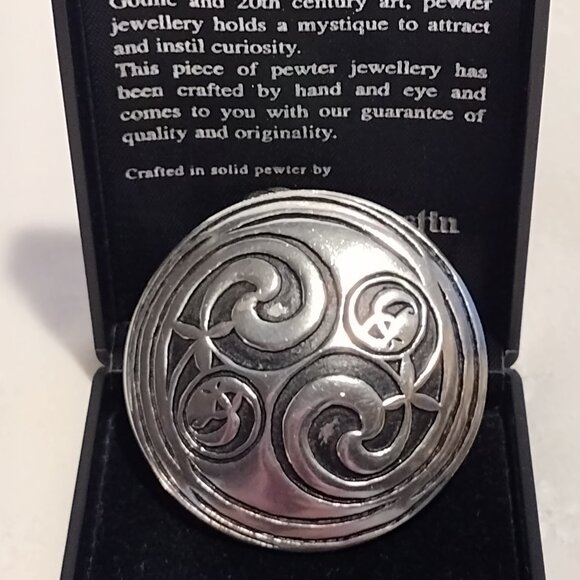 🎬 Vintage Round Pewter Brooch - Picture 3 of 7